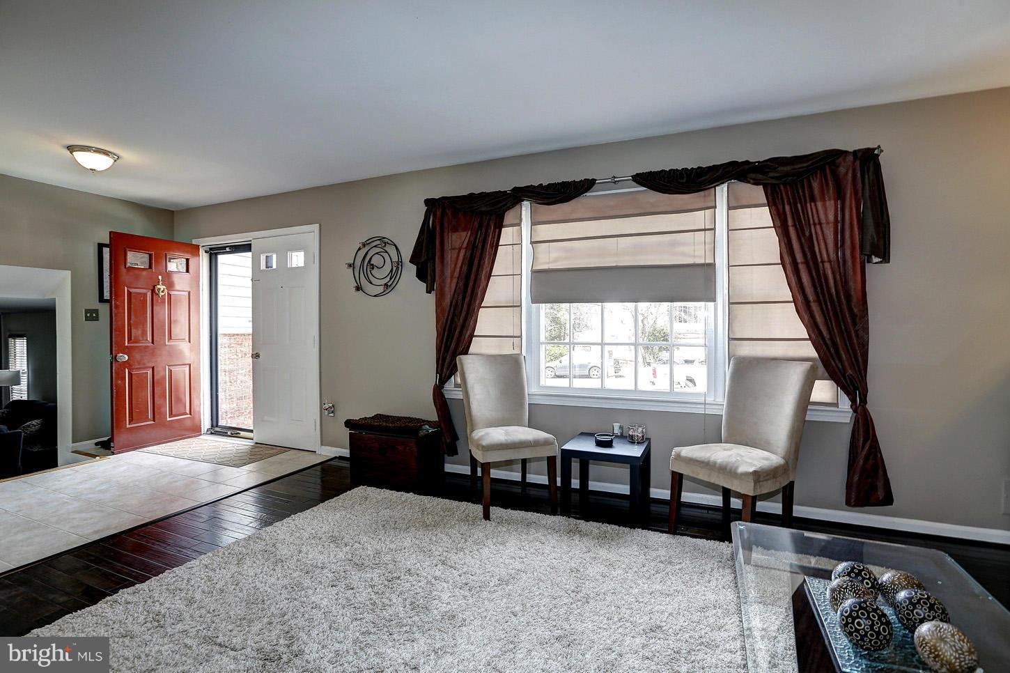 8017 West Point Drive Springfield, VA 22153 - Photo 3 of 26 Living Room