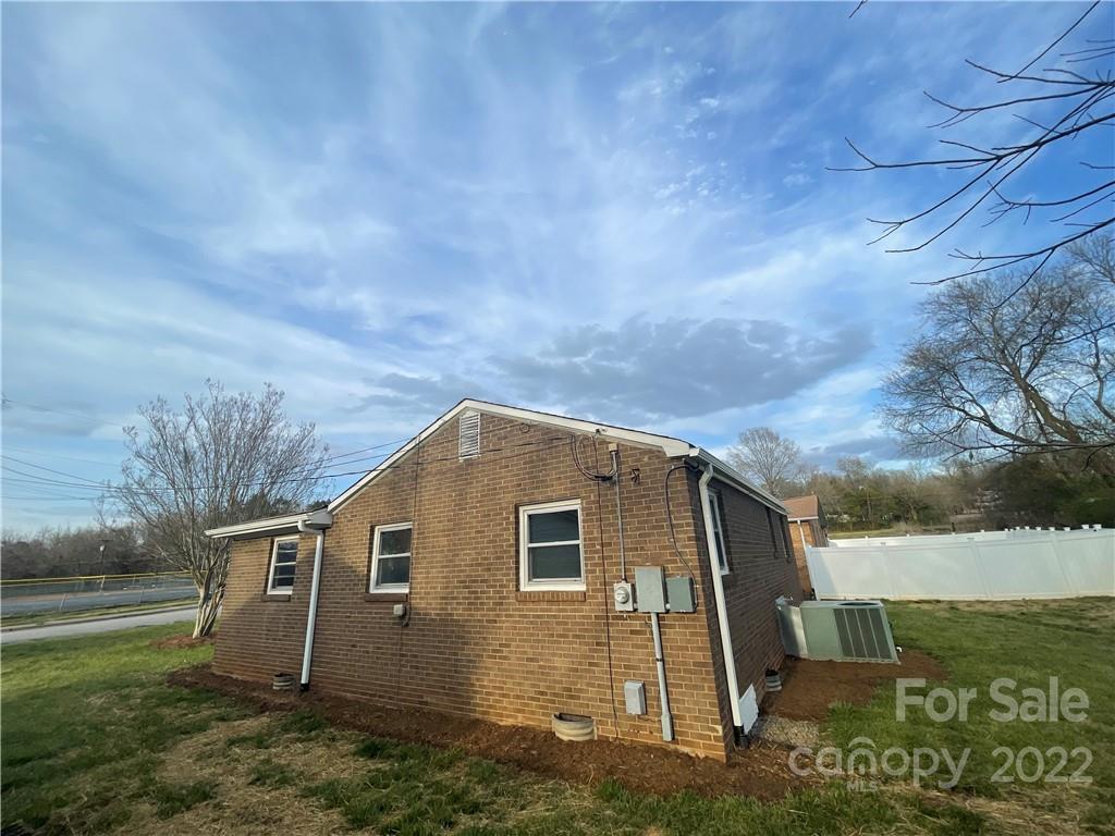 527 2nd Street Southwest Conover, NC 28613 - Photo 3 of 16 Gallery Image 3