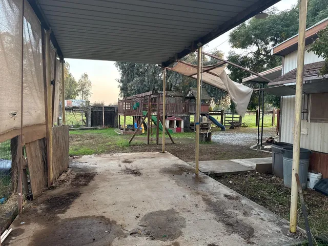 a view of a backyard