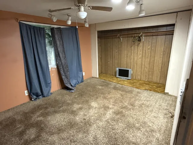 a view of a house with backyard and trees