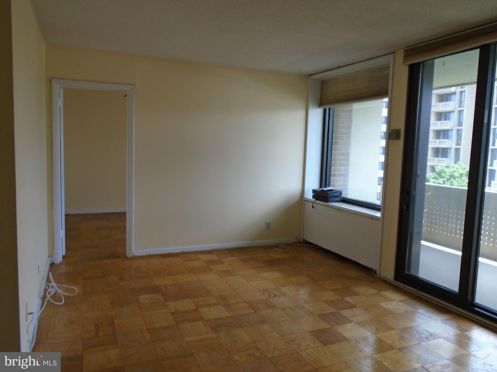 1250 4th Street Southwest, Unit W403 Washington, DC 20024 - Photo 19 of 41 an empty room with windows
