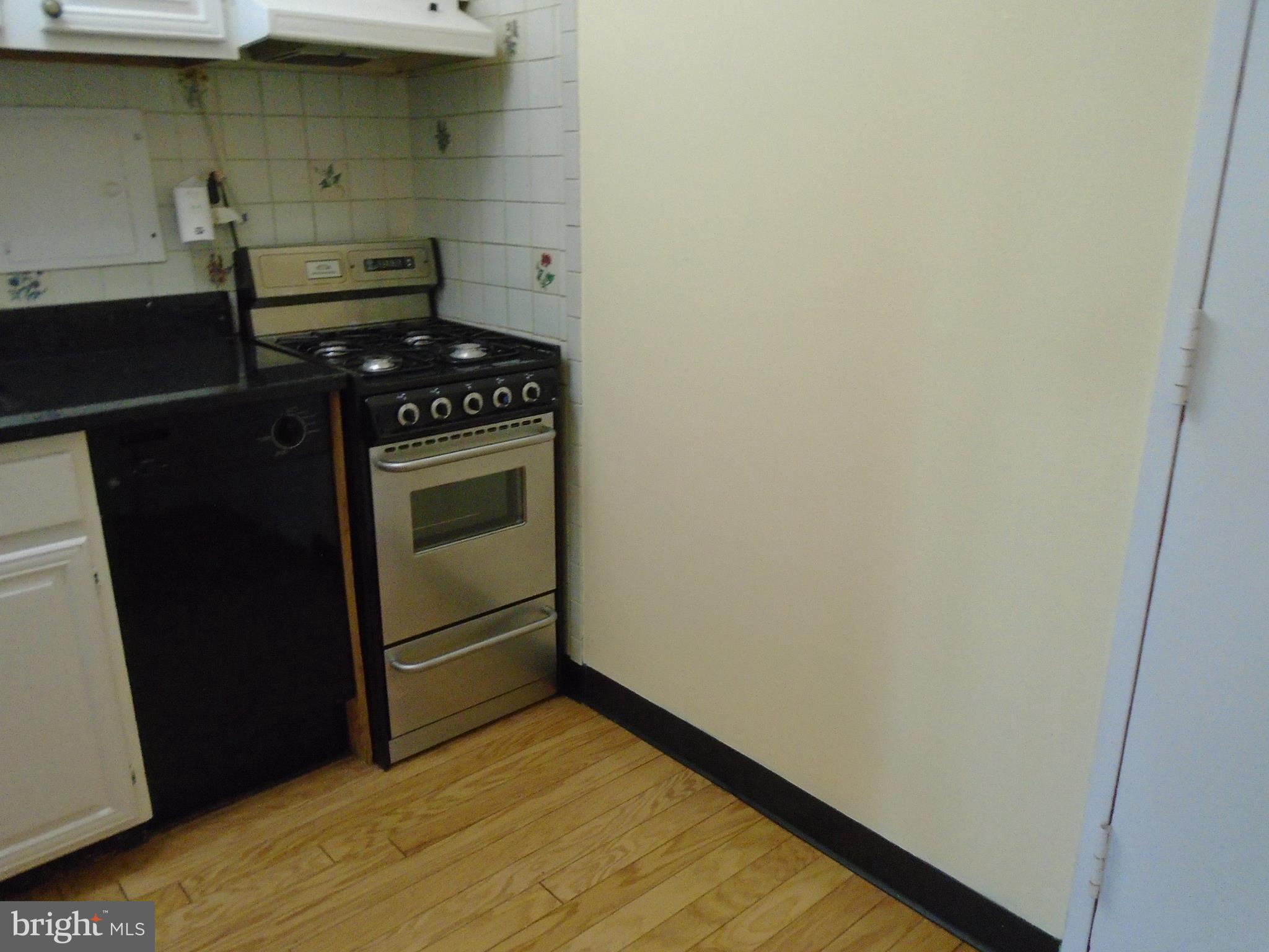 1250 4th Street Southwest, Unit W403 Washington, DC 20024 - Photo 7 of 41 a kitchen with a stove and a refrigerator