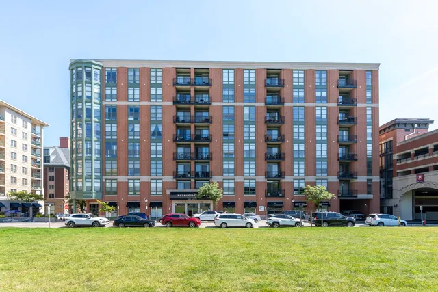 $454,000 | 1 South Highland Avenue, Unit 400, Arlington Heights, IL 60005