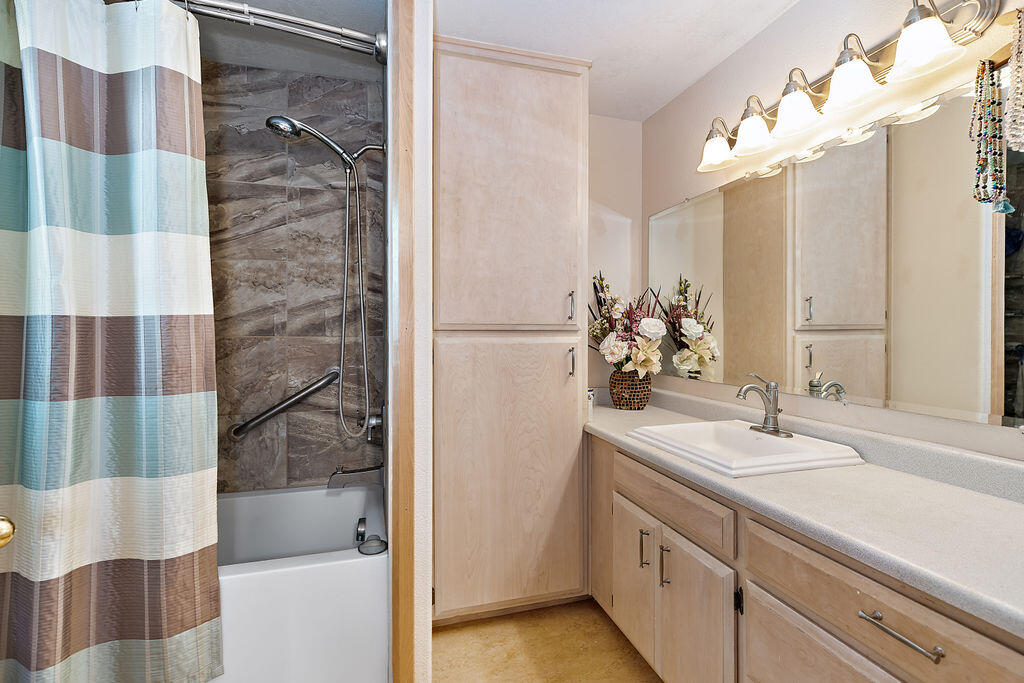 2286 Camp Baker Road Medford, OR 97501 - Photo 16 of 36 En Suite bath