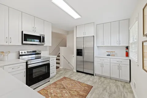 $649,000 | 221 West Sheridan Place, Lake Bluff, IL 60044
