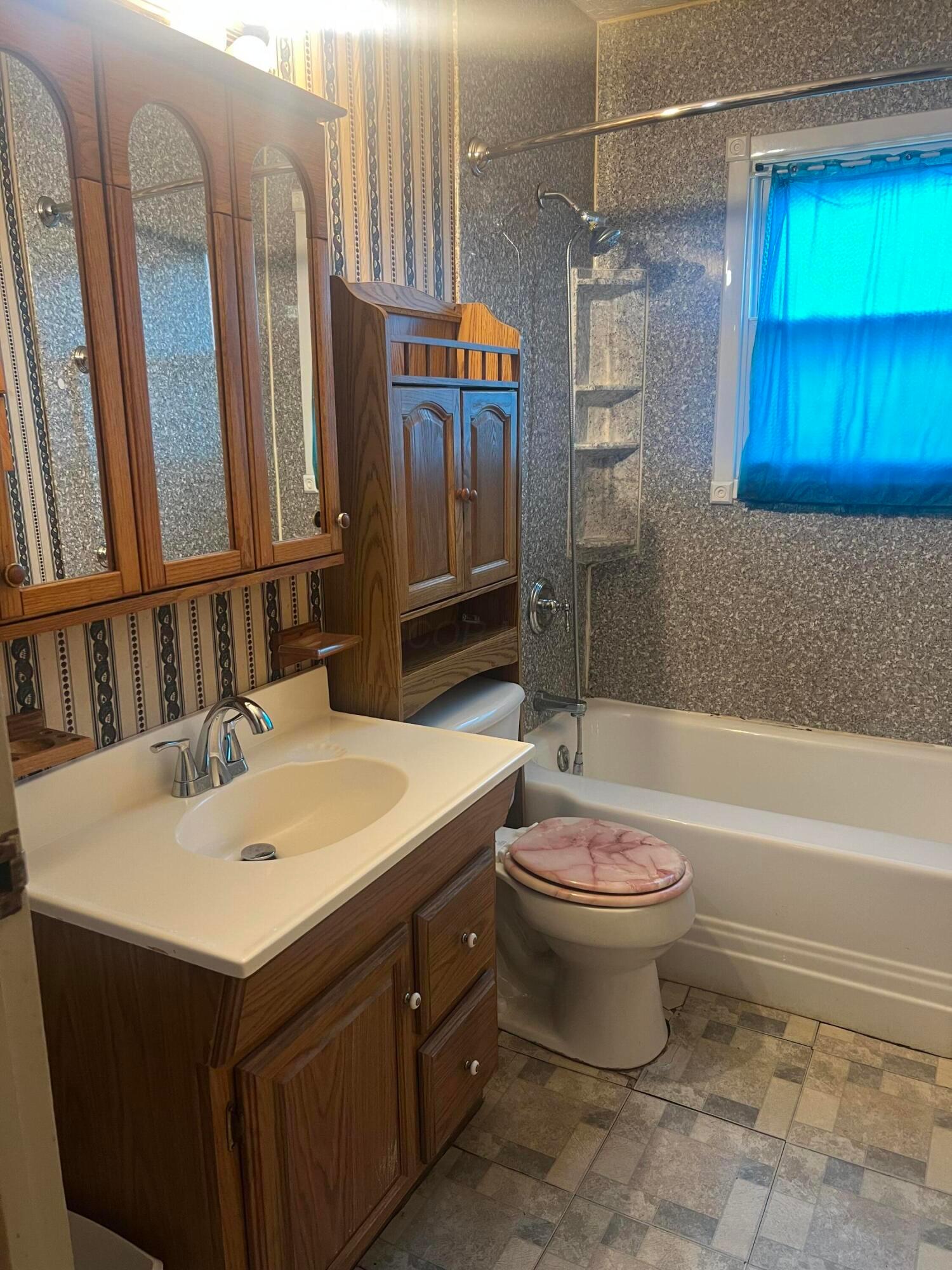 891 South Hampton Road Columbus, OH 43227 - Photo 2 of 10 Bathroom