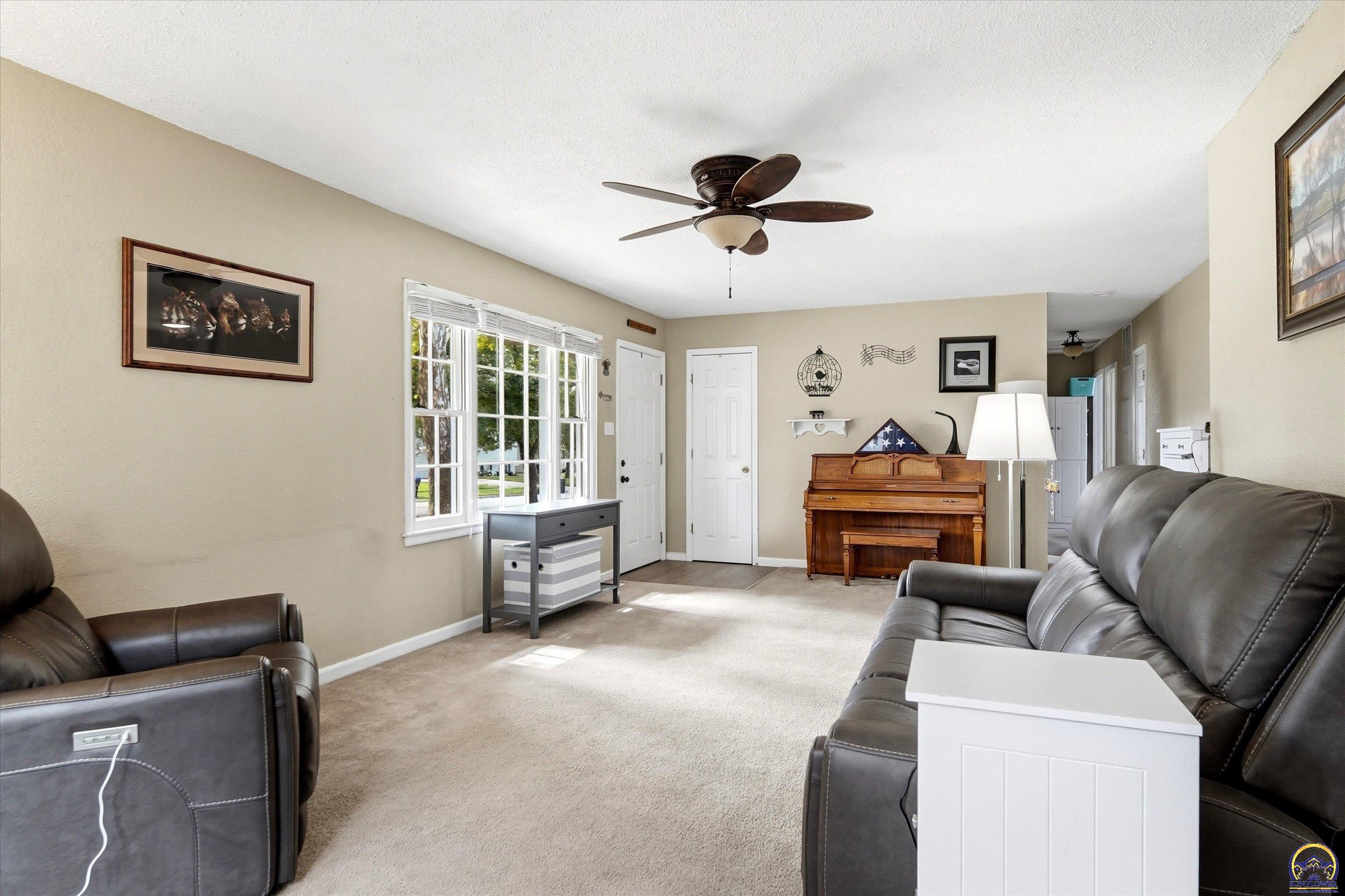 2543 Southwest Kent Street Topeka, KS 66614 - Photo 5 of 38