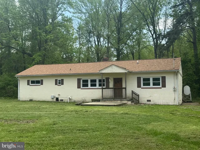 a front view of house with yard