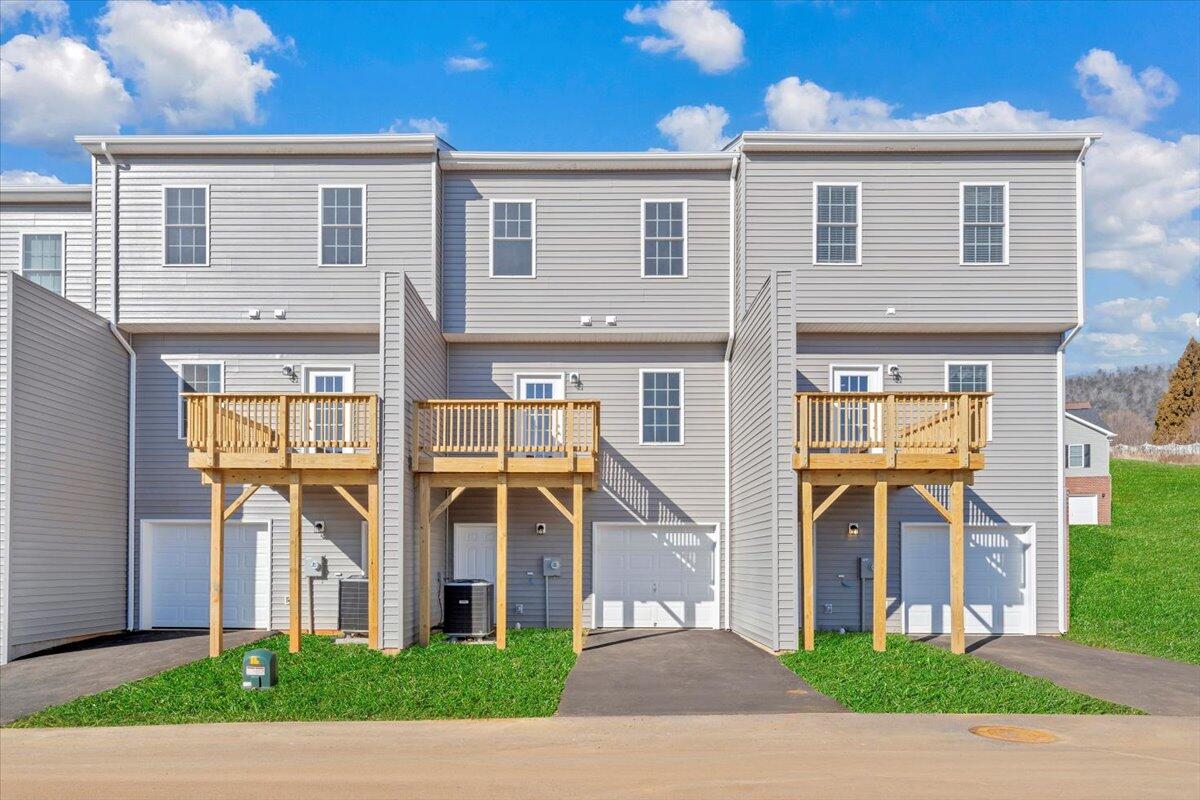 5709 Huntridge Road Roanoke, VA 24019 - Photo 21 of 21 a front view of a house with a garden