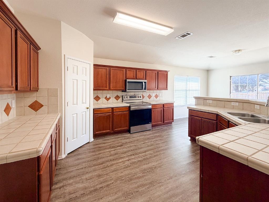 5353 Freestone Drive Grand Prairie, TX 75052 - Photo 12 of 36