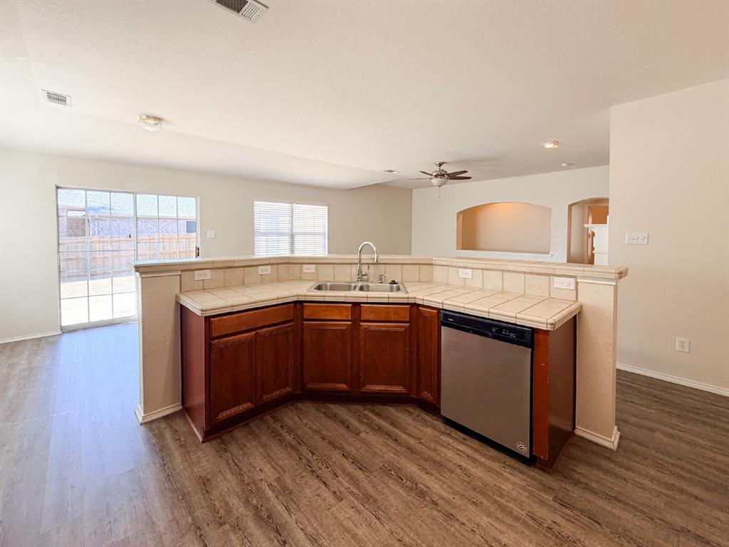 5353 Freestone Drive Grand Prairie, TX 75052 - Photo 13 of 36