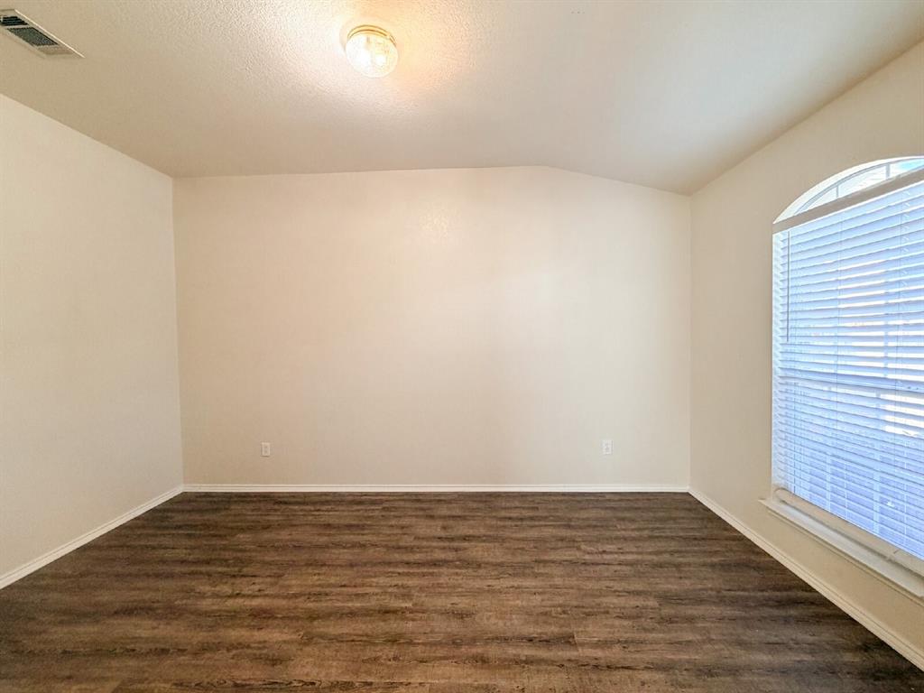 5353 Freestone Drive Grand Prairie, TX 75052 - Photo 7 of 36