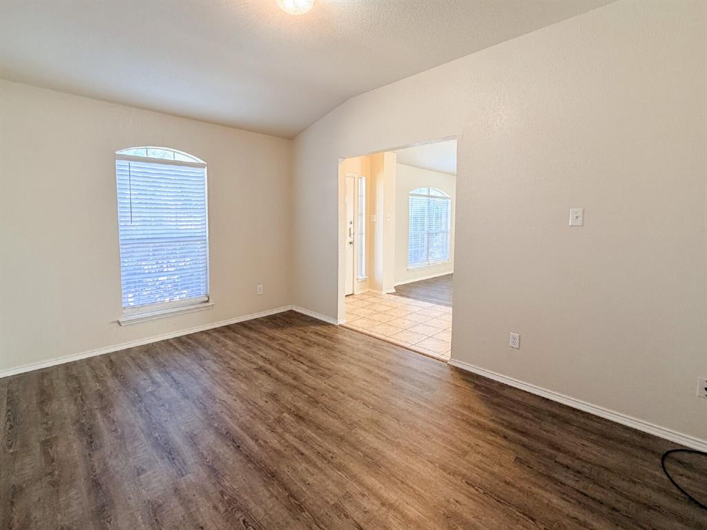 5353 Freestone Drive Grand Prairie, TX 75052 - Photo 8 of 36