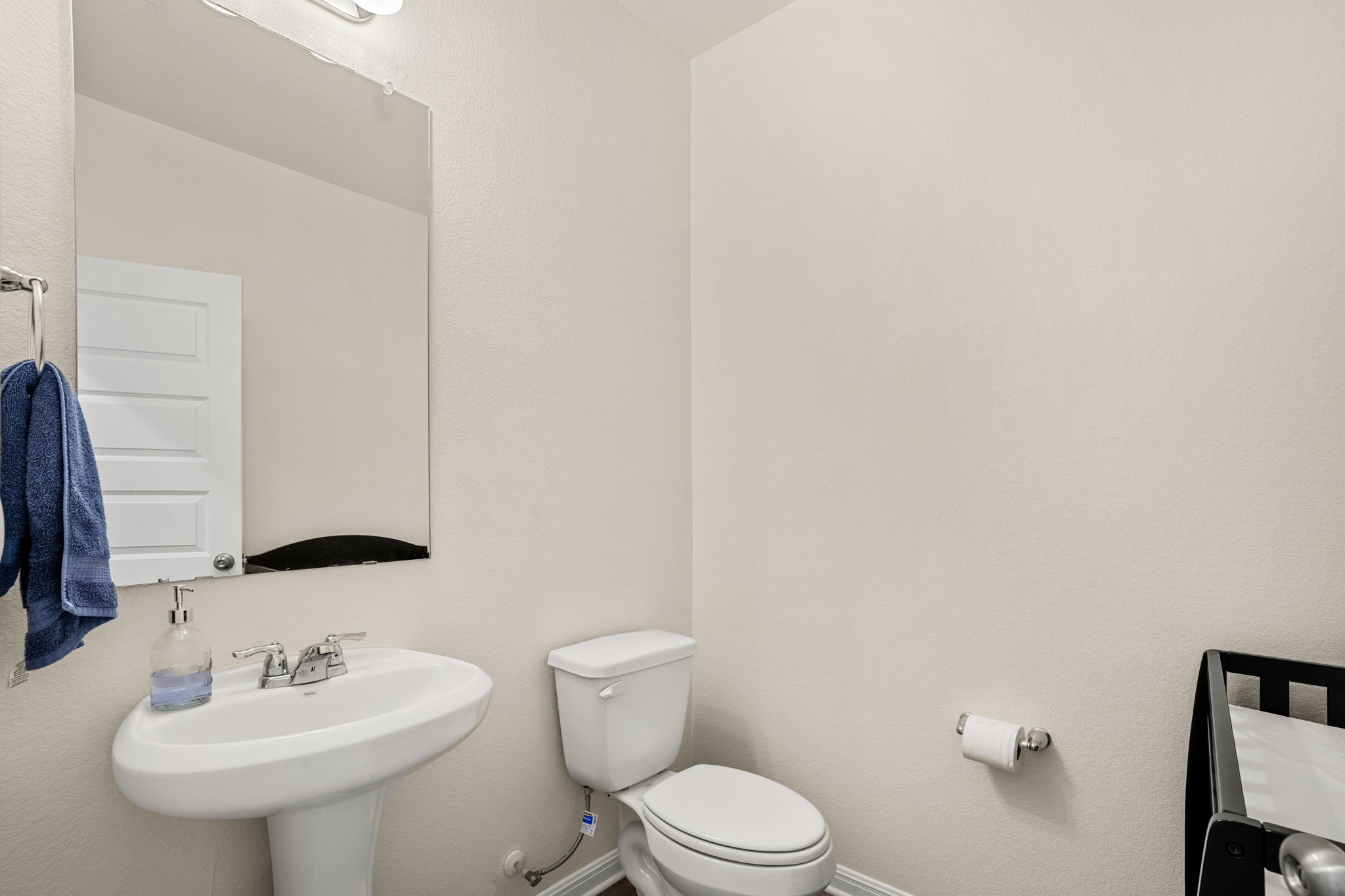 148 Hidalgo Lane Elgin, TX 78621 - Photo 17 of 38 A well-appointed half-bath with a pedestal sink provides essential convenience.