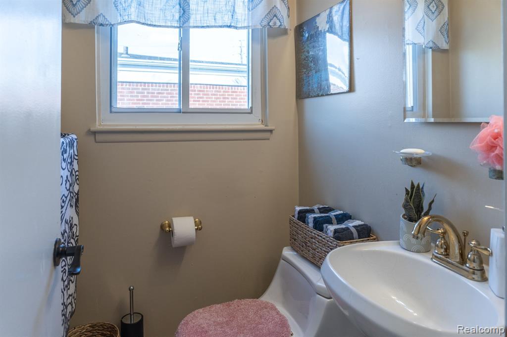 3421 Common Road Warren, MI 48092 - Photo 13 of 39