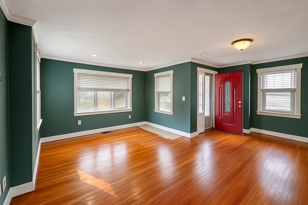 129 Lake Street Waltham, MA 02451 - Photo 5 of 39