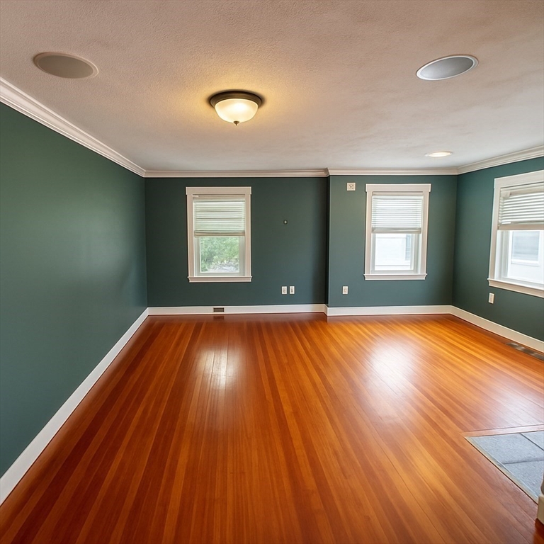 129 Lake Street Waltham, MA 02451 - Photo 7 of 39