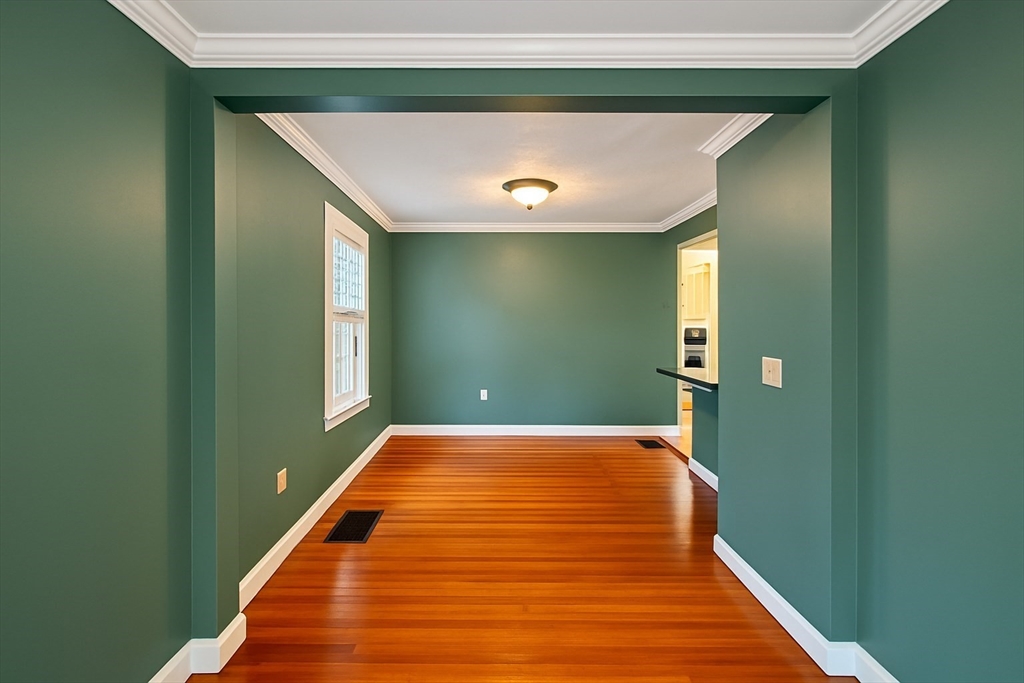 129 Lake Street Waltham, MA 02451 - Photo 9 of 39