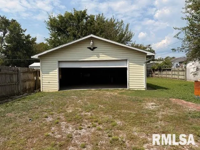 $69,000 | 210 West Lincoln Street, Harrisburg, IL 62946