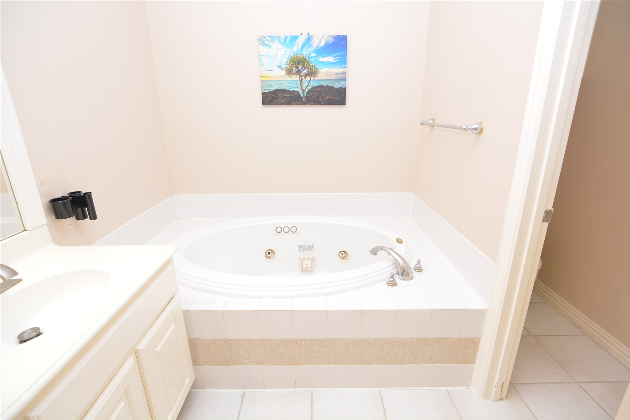 6119 Windwater Pointe Houston, TX 77036 - Photo 10 of 23 a bathroom with a bathtub and a sink