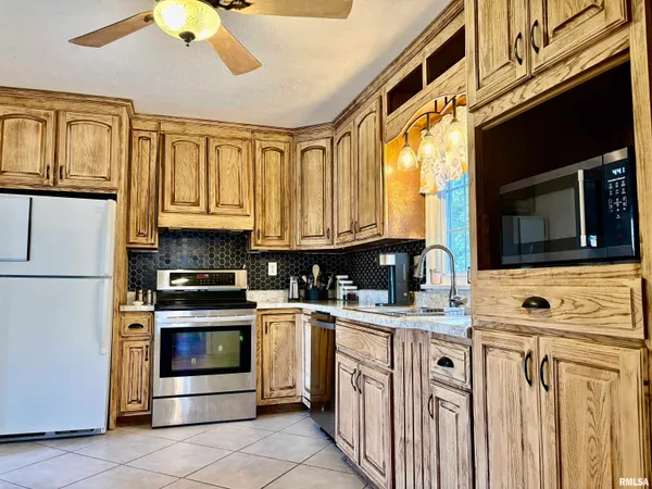 $209,900 | 3 Newland Lane, Jacksonville, IL 62650