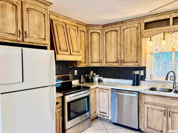$209,900 | 3 Newland Lane, Jacksonville, IL 62650