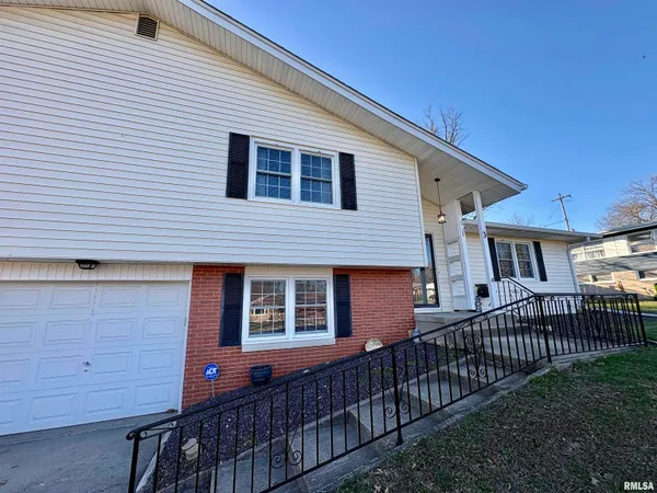 $209,900 | 3 Newland Lane, Jacksonville, IL 62650