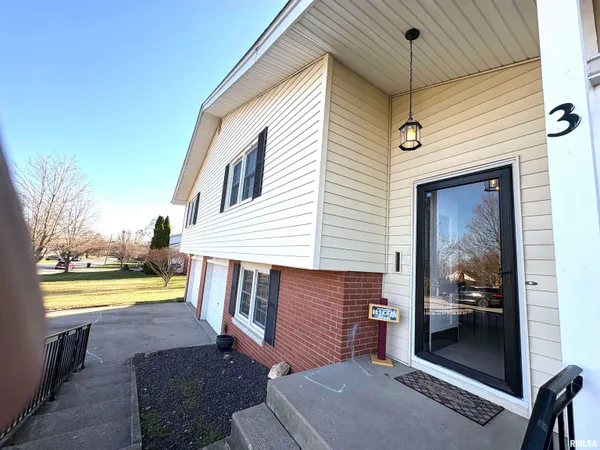 $209,900 | 3 Newland Lane, Jacksonville, IL 62650