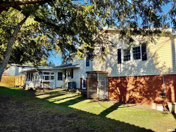 $209,900 | 3 Newland Lane, Jacksonville, IL 62650