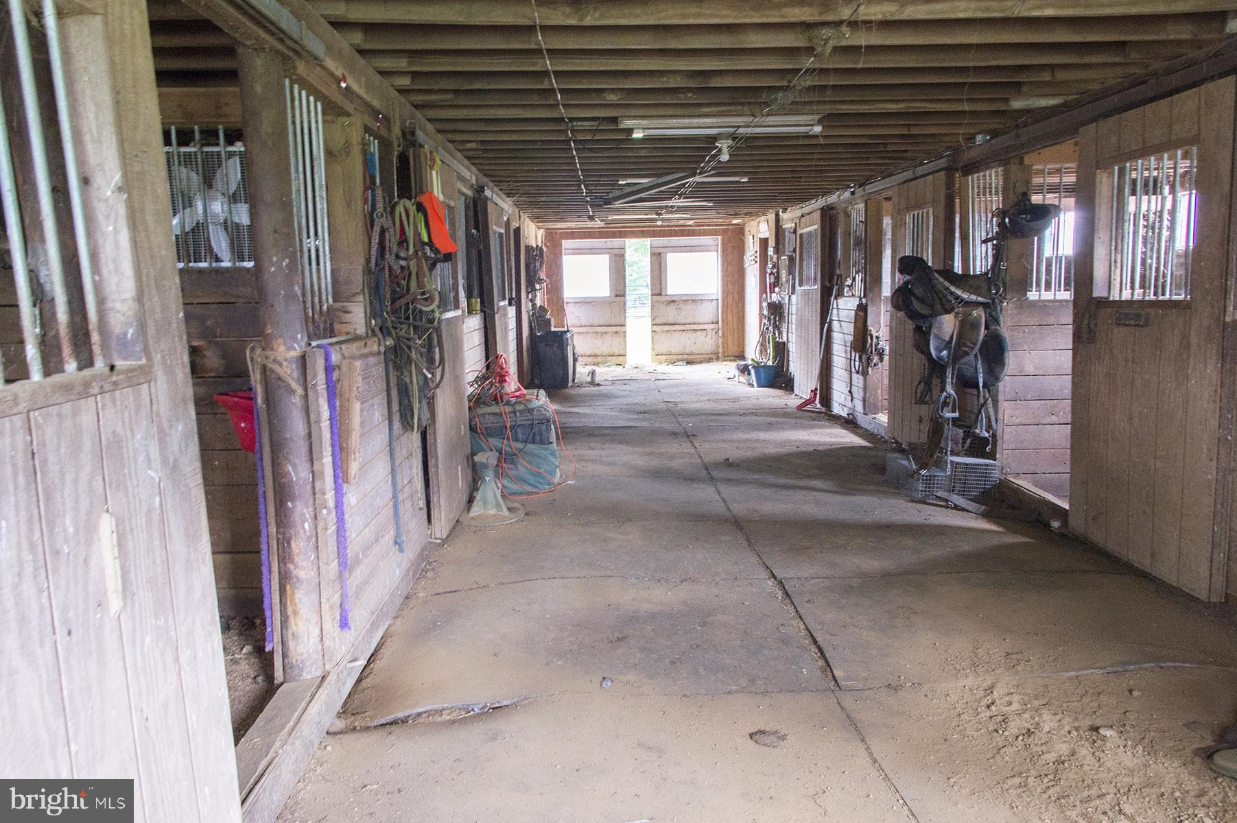 18780 Lincoln Road Hamilton, VA 20158 - Photo 15 of 80 Center Aisle Barn with 10 Stalls