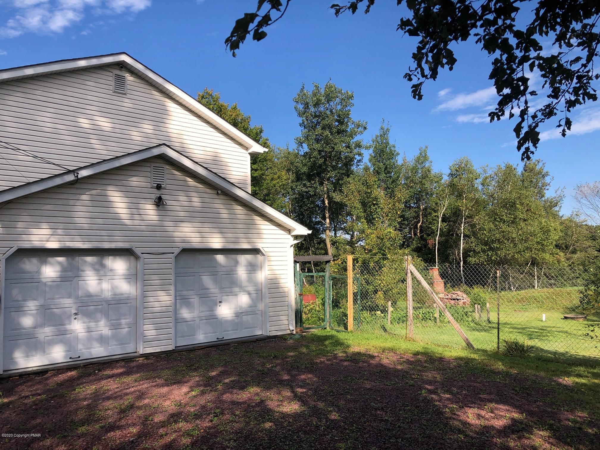 621 Mountain Road Albrightsville, PA 18210 - Photo 5 of 41 side and gRge