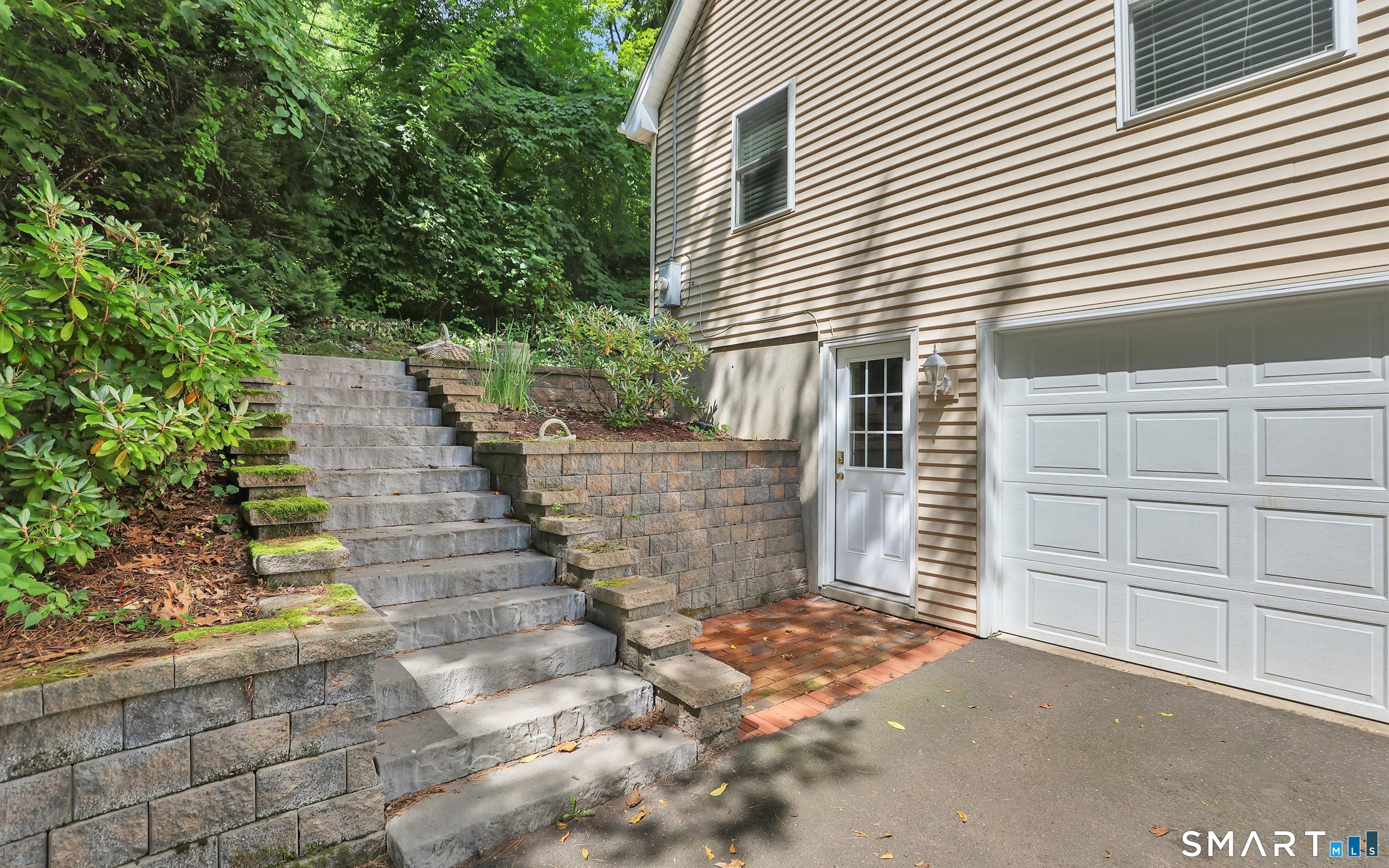 25 Gale Road Bloomfield, CT 06002 - Photo 2 of 36 Gallery Image 2