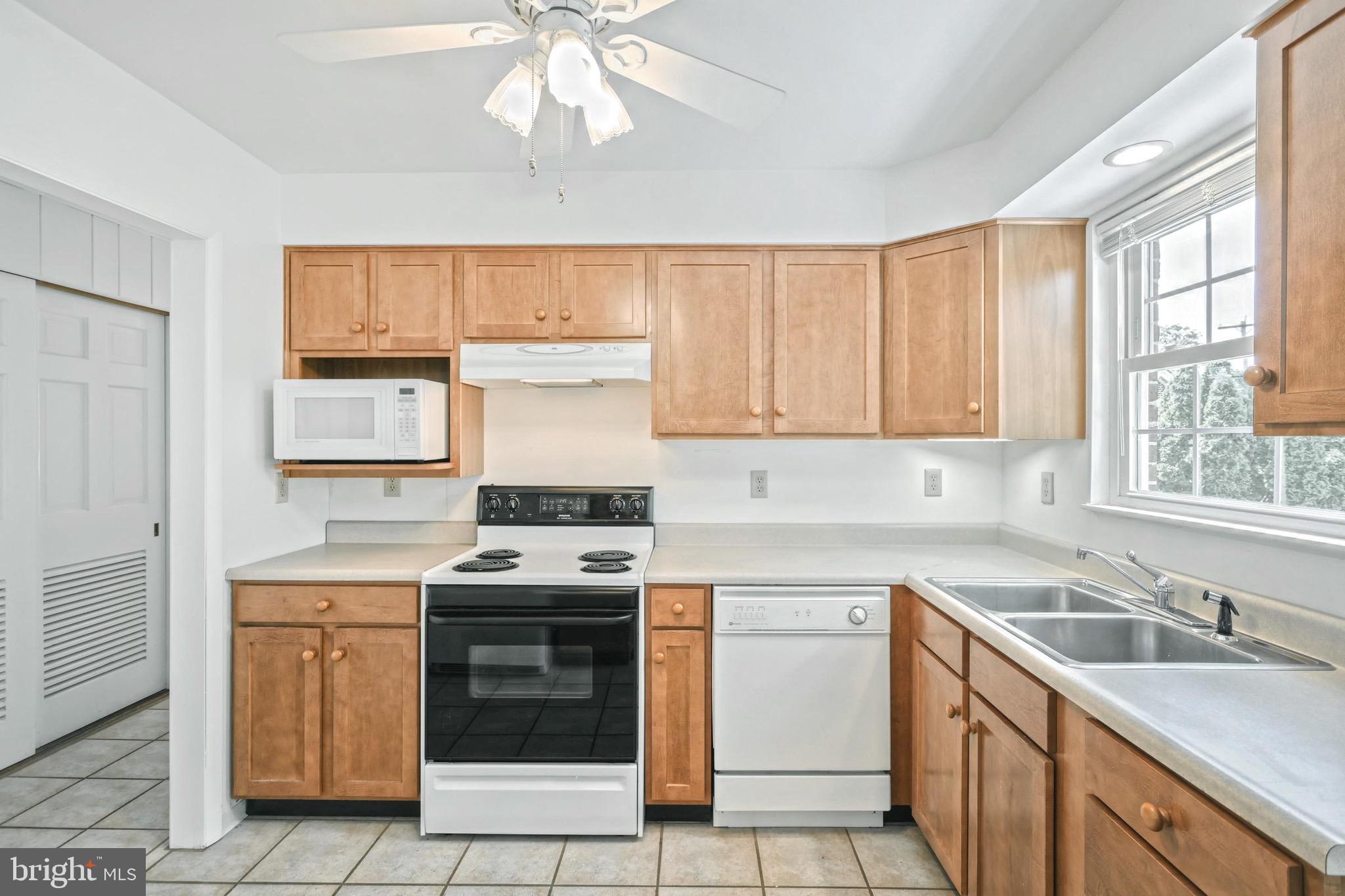 169 Irving Road York, PA 17403 - Photo 17 of 27 Kitchen