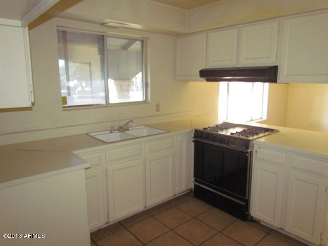 5322 West Granada Road Phoenix, AZ 85035 - Photo 16 of 40 023-118519 - Kitchen-001