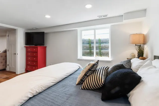 $3,200 | 190 Dewey Avenue, Fontana, WI 53125