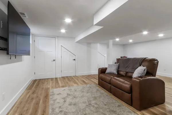 $3,200 | 190 Dewey Avenue, Fontana, WI 53125