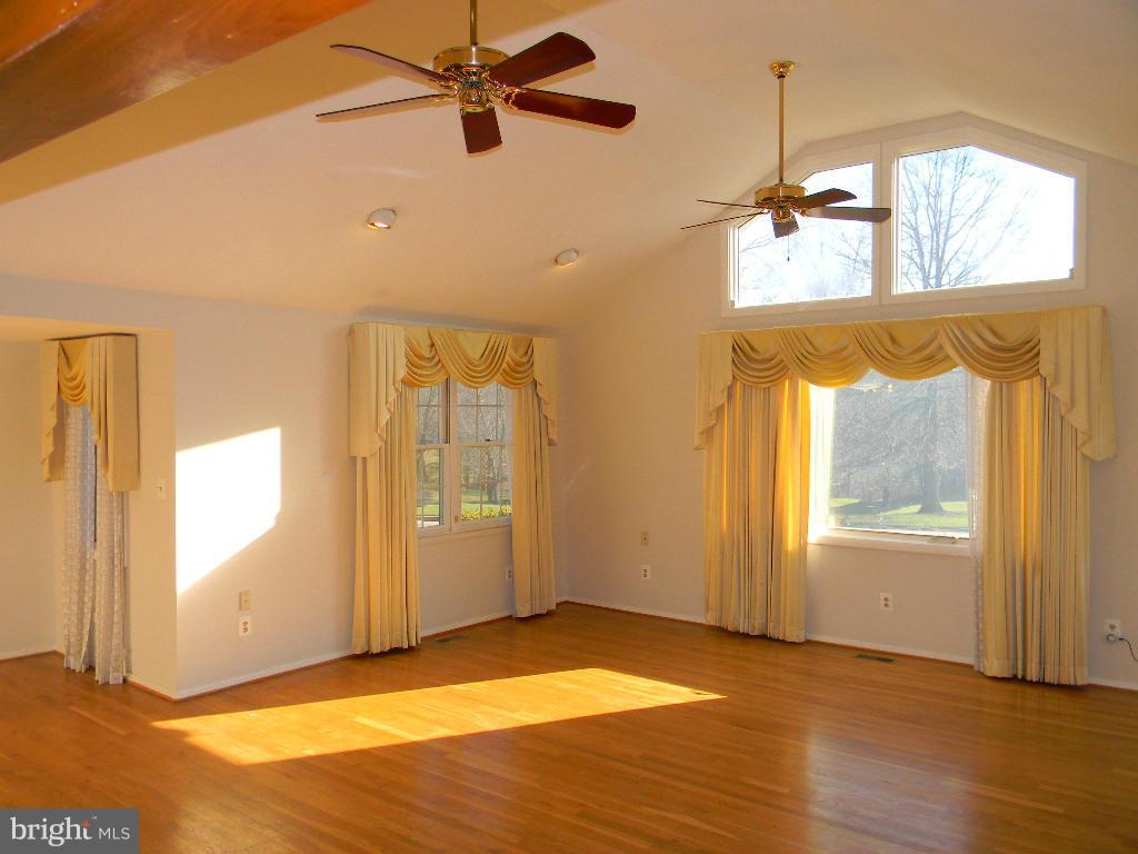 6 Linlow Court Baltimore, MD 21286 - Photo 8 of 22 Living Room