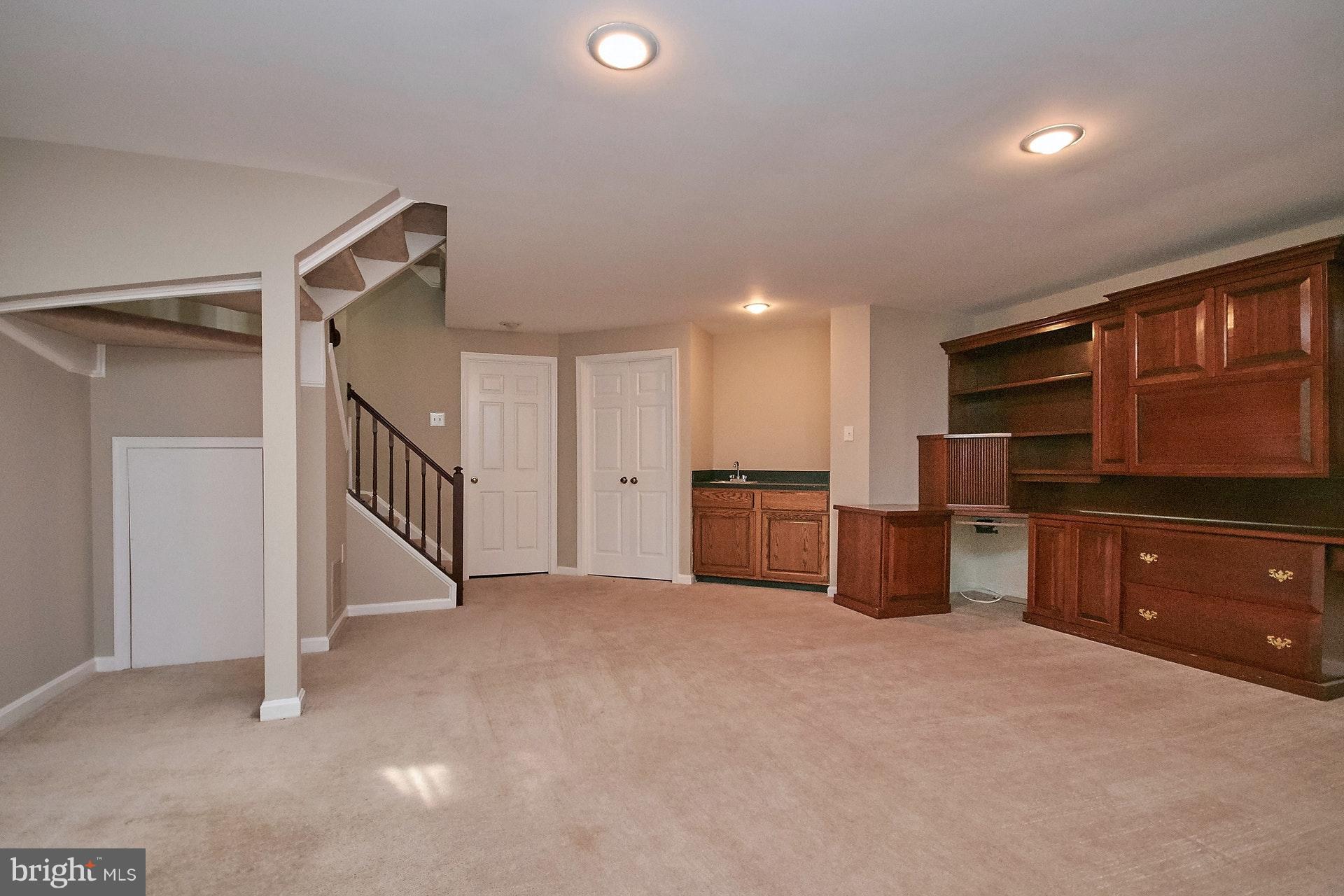 11982 Sentinel Point Court Reston, VA 20191 - Photo 23 of 28 Built-in Office & Wet Bar