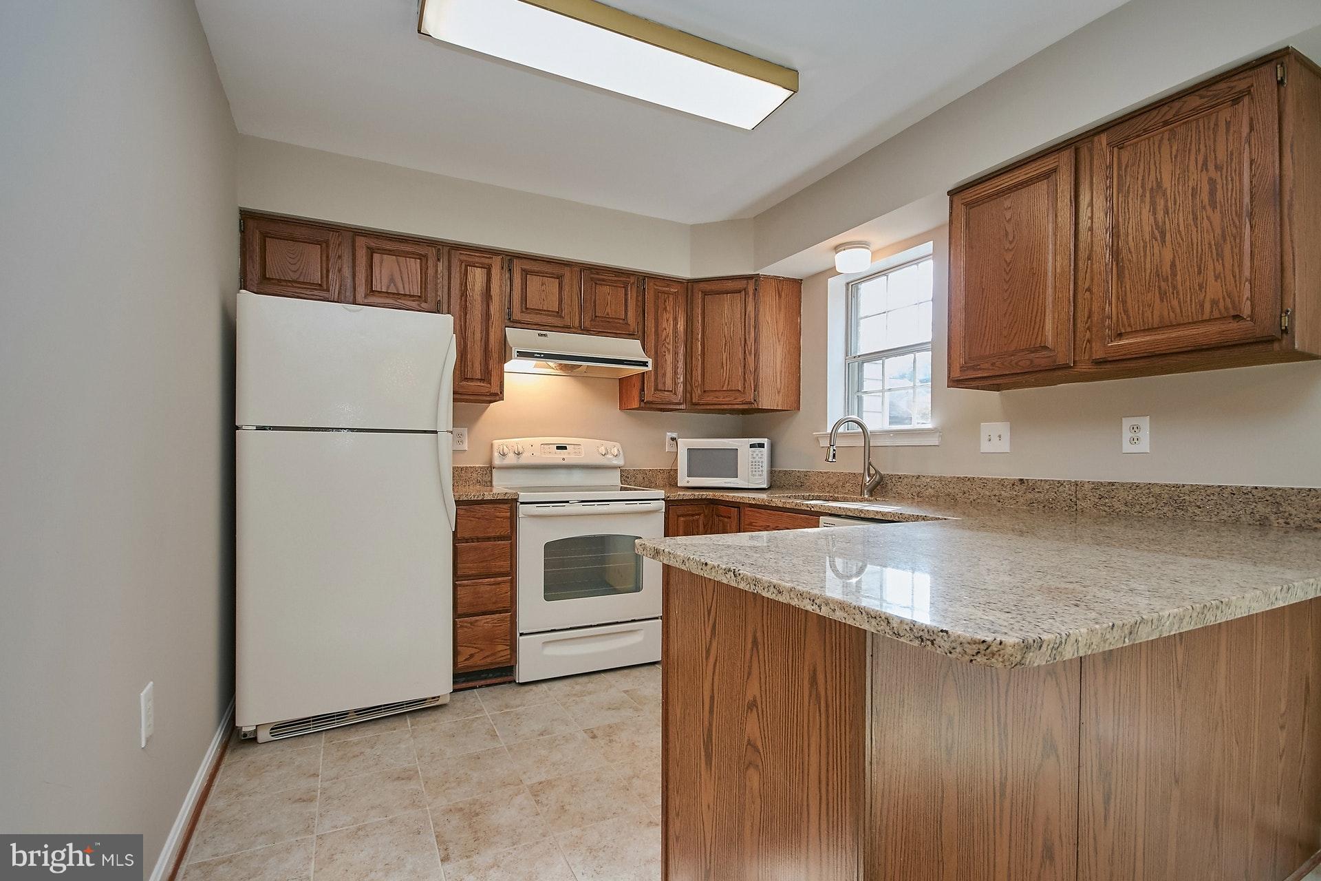 11982 Sentinel Point Court Reston, VA 20191 - Photo 5 of 28 Kitchen w/New Granite Counter Tops