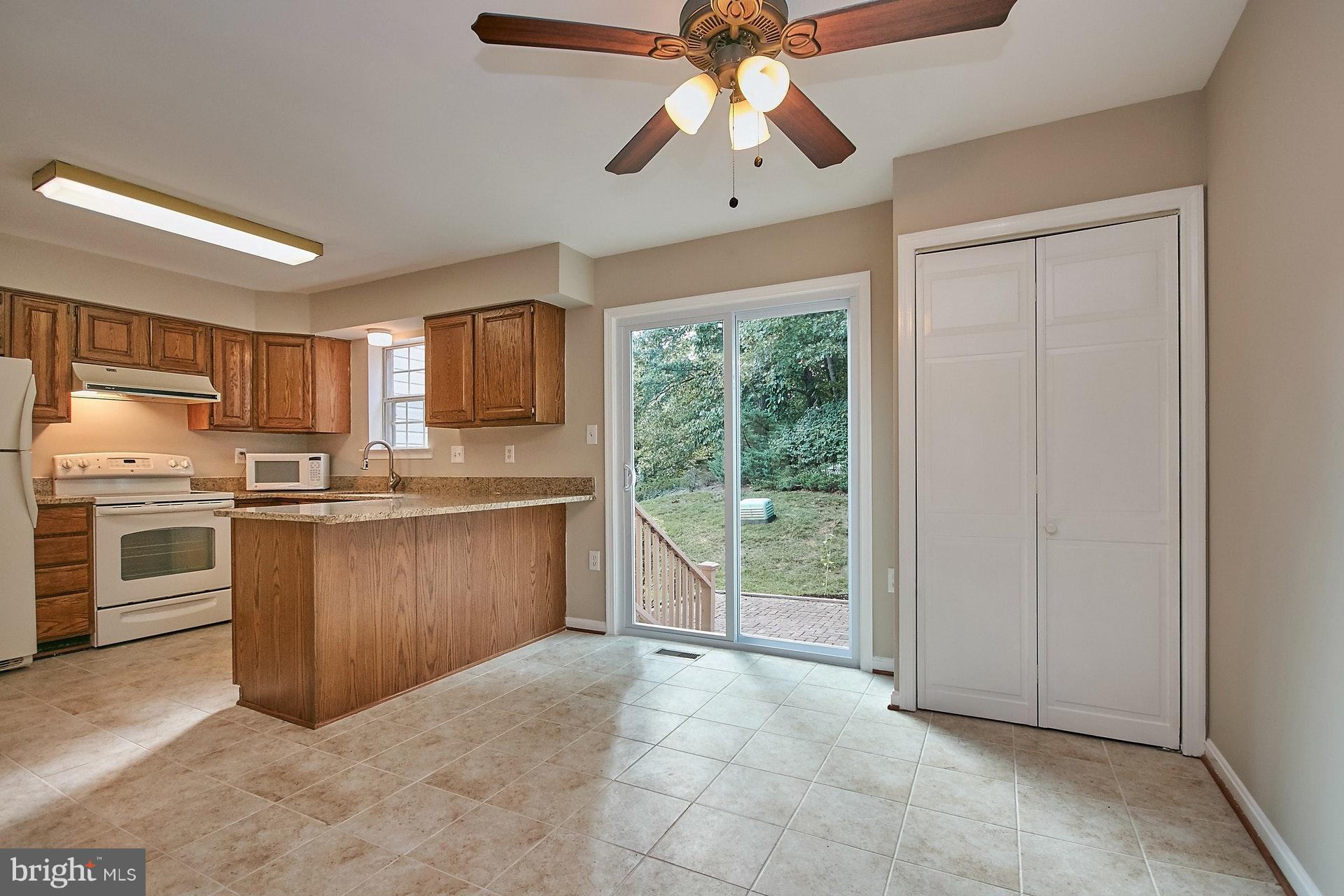 11982 Sentinel Point Court Reston, VA 20191 - Photo 8 of 28 Breakfast Bar & Pantry