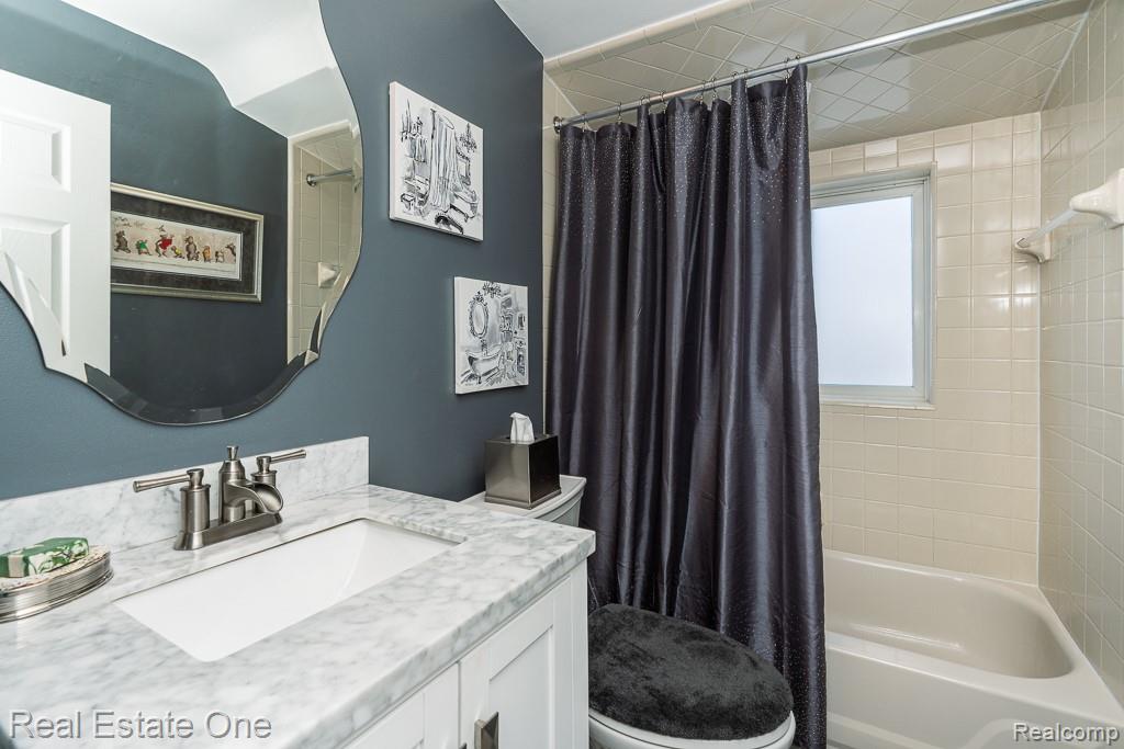 2731 Bamlet Road Royal Oak, MI 48073 - Photo 24 of 58 2nd Floor Full Bath