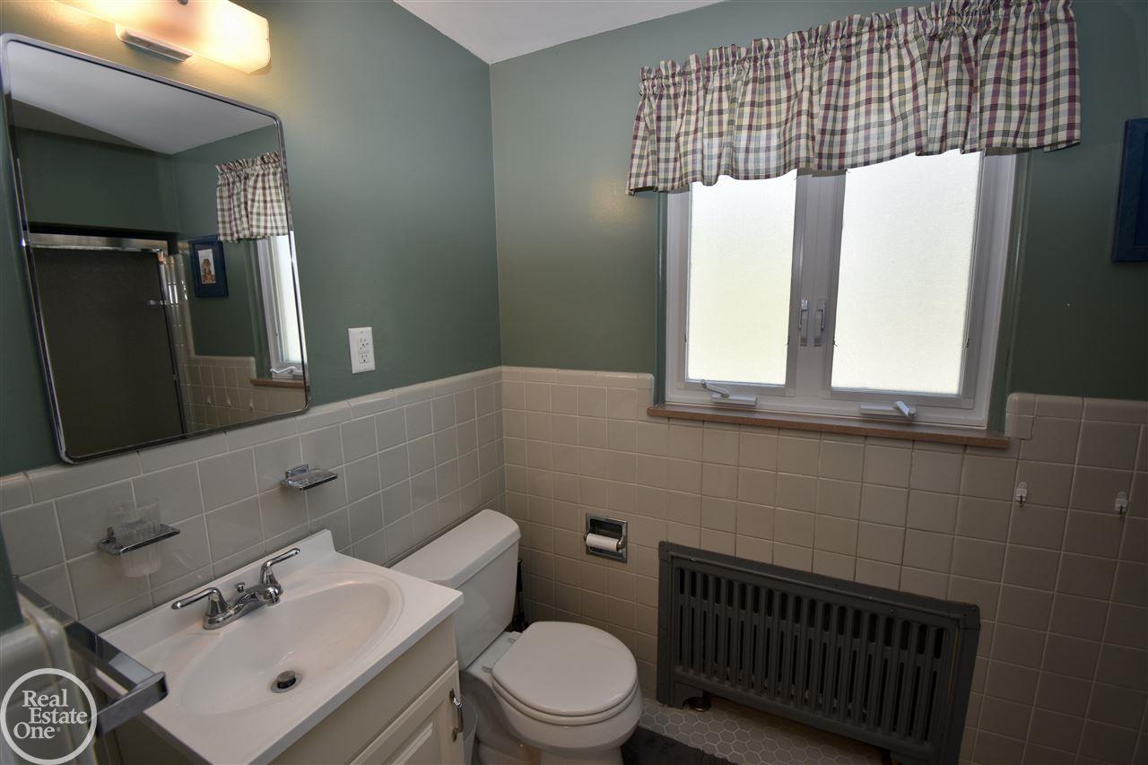 1596 South Renaud Road Grosse Pointe, MI 48236 - Photo 26 of 48 31348359-25.JPG