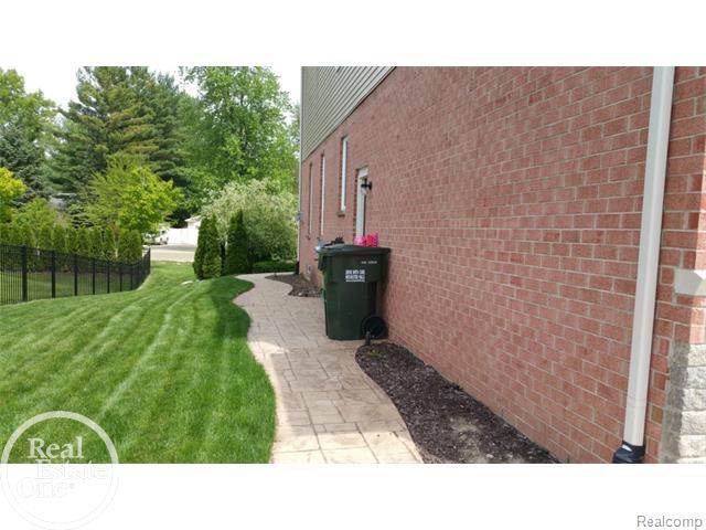 3583 Hogan Circle Rochester, MI 48307 - Photo 7 of 21 31244170-6.JPG