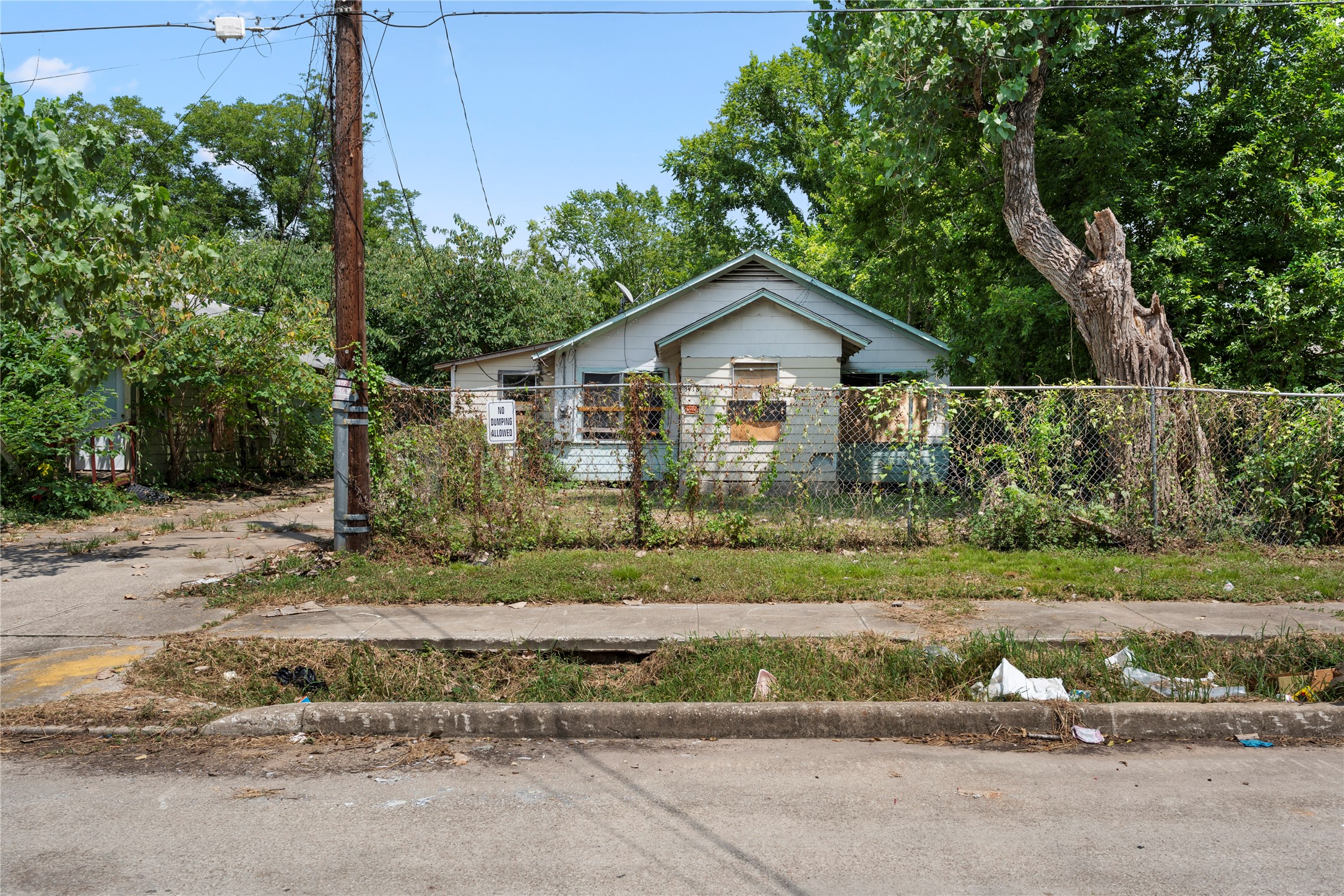 3918 Wayne Street Houston, TX 77026 - Photo 2 of 6 front view of a house with a yard