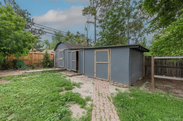 a view of a house with backyard and garden