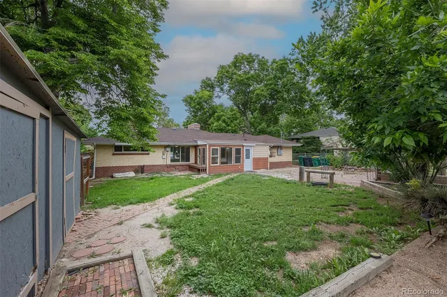 a view of backyard of the house