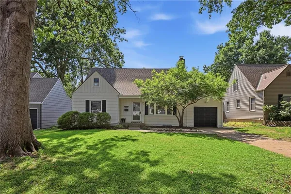 $425,000 | 5516 Rosewood Street, Roeland Park, KS 66205