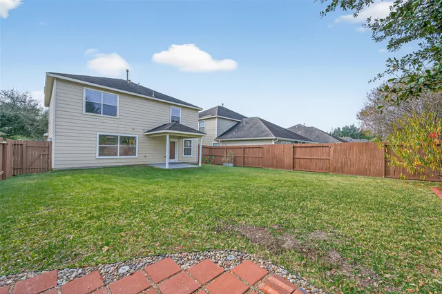 a view of a house with backyard