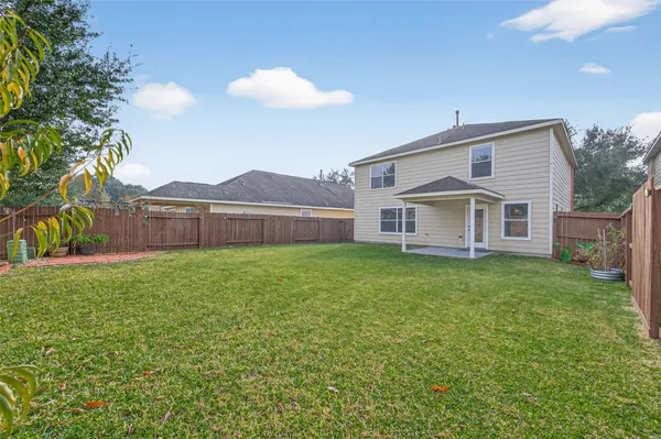 a view of a house with backyard and garden