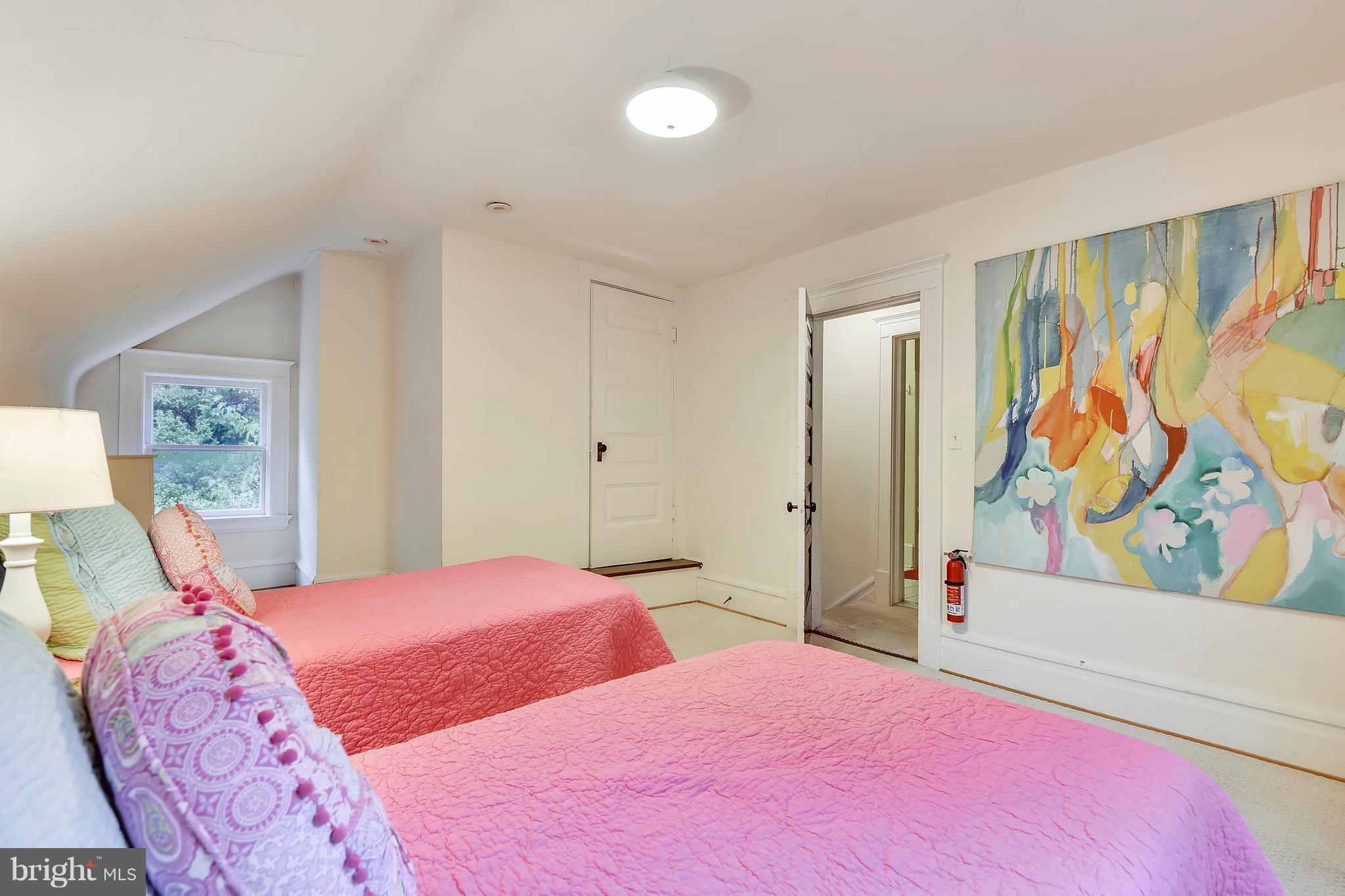 501 Hawthorn Road Baltimore, MD 21210 - Photo 20 of 30 a bedroom with a large bed and a painting on the wall